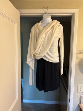 DKNY Ivory 100%  Linen Knit Long Sleeve Wrap Shawl. M/L